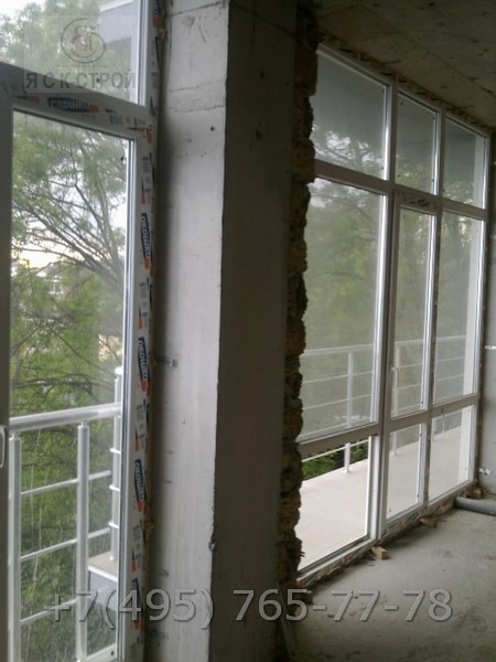 Вид с боку на понарамные окна в квартире
